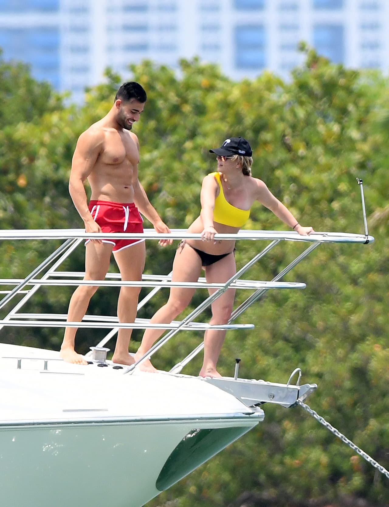 En bikini bicolor amarillo con negro, la llamada 'princesa del pop' quiso recrear una de las escenas más famosas del cine.