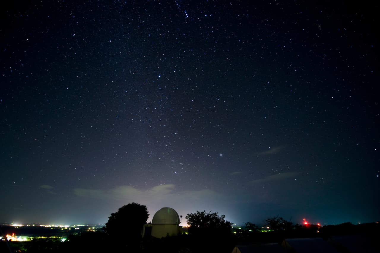 3200 Faetón es el asteroide que más se aproxima al Sol. Su órbita tarda 3,3 años y su perihelio, es decir el momento en que pasa más cerca del Sol, se produce a la corta distancia de unos 15 diámetros solares, por lo que las temperaturas llegan a superar los 700 grados centígrados.
<br>