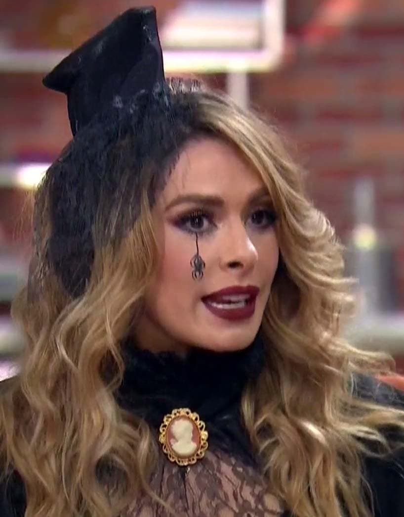 <b>Galilea Montijo</b> escogió el disfraz de un seductora Viuda Negra en 2016. Su lágrima de araña sin duda le dio un toque muy particular al terrorífico atuendo.