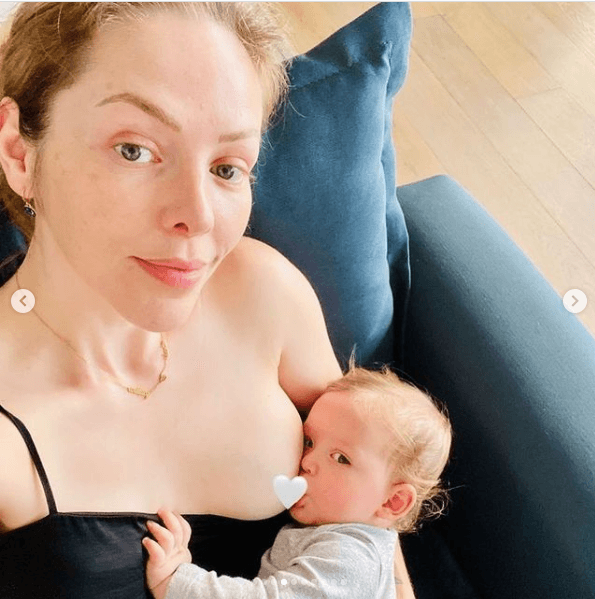 Al igual que muchas otras famosas, Erika aprovechó para recordarle a las mamás lo importante que es tener paciencia y recordar que “eres exactamente la mamá que tu bebé necesita, le des pecho o no.”