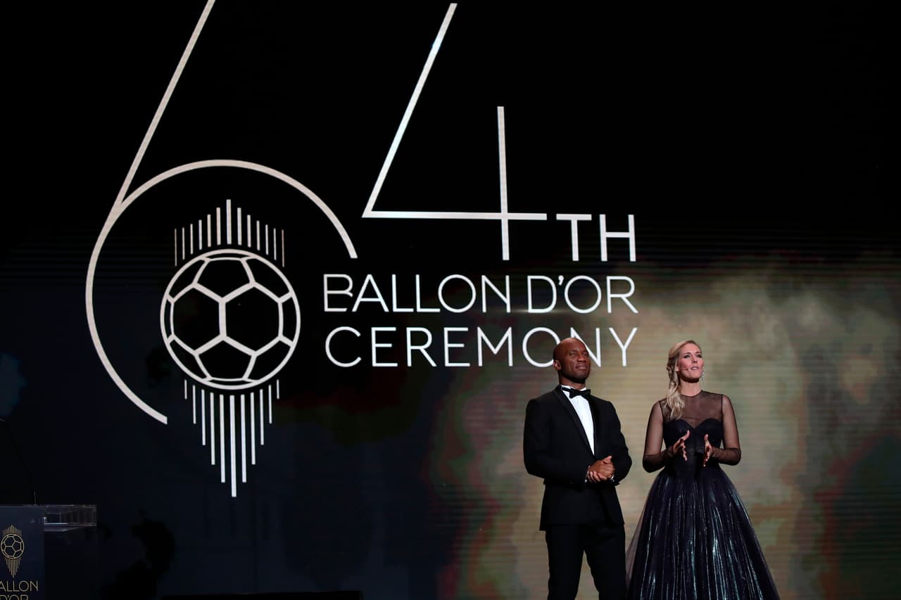 Didier Drogba y Sandy Heribert fueron los presentadores oficiales de la 64 entrega de la Ceremonia del Balón de Oro.