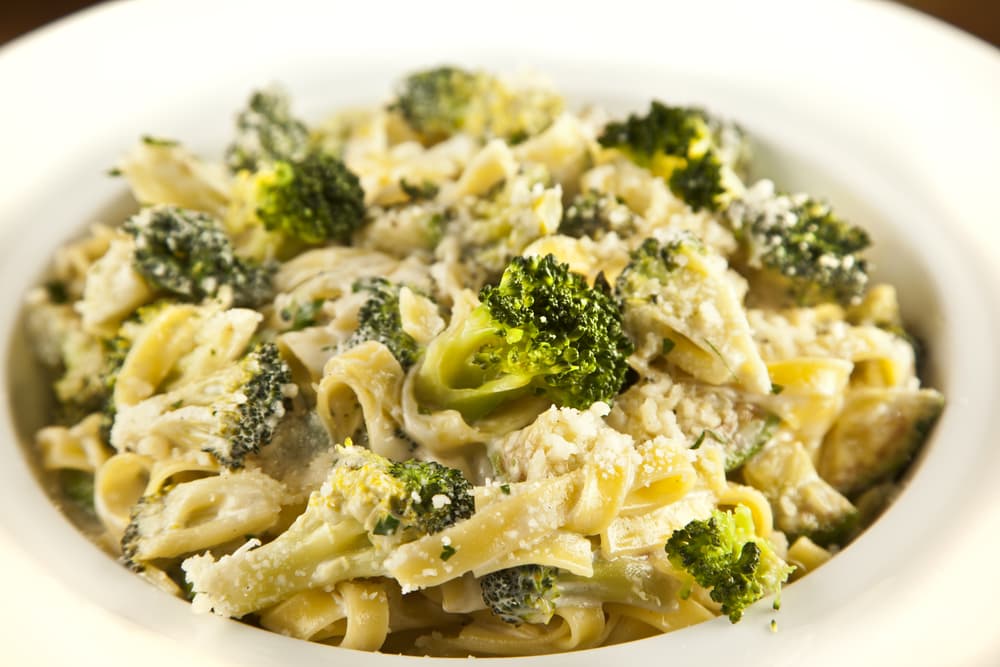 Pasta con brócoli y crema. La combinación de los ingredientes verás que son majar y no te arrepentirás de preparar esta receta. La pasta lleva brócoli, cebolla, mantequilla, ajo, aceite de oliva, crema, jugo de limón, queso parmesano, sal y pimienta.