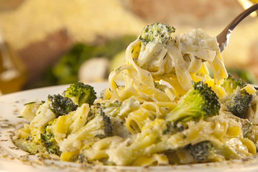 Debes preparar por separado la pasta y los brócolis. Cuando ya esté al dente puedes mezclarlos con aceite de oliva y a fuego bajo. Por último se incorpora la crema de leche; para cerrar con broche de oro debes servir el queso parmesano rallado. ¡Delicioso!