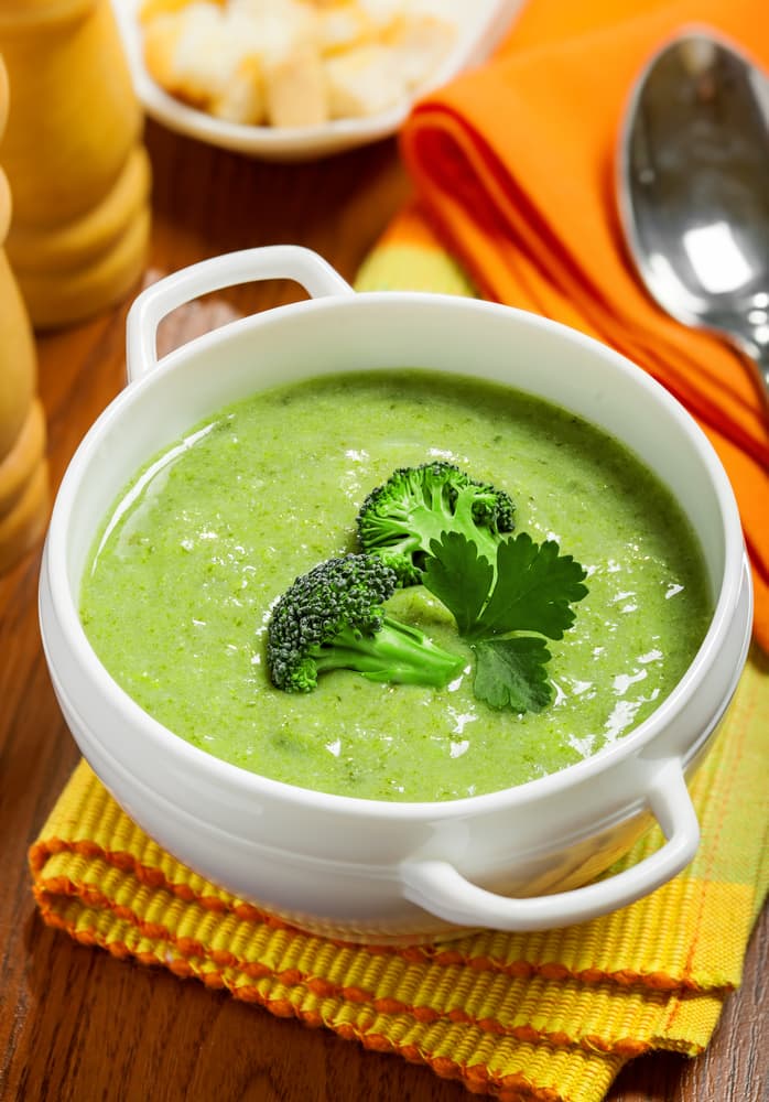 Después pon en una cacerola las yemas y la crema, bátelas un poco. Agrega la salsa que has sacado de la batidora y el brócoli que has reservado previamente y cocina unos minutos, ahora puedes servir la salsa sobre la pasta, si así prefieres.