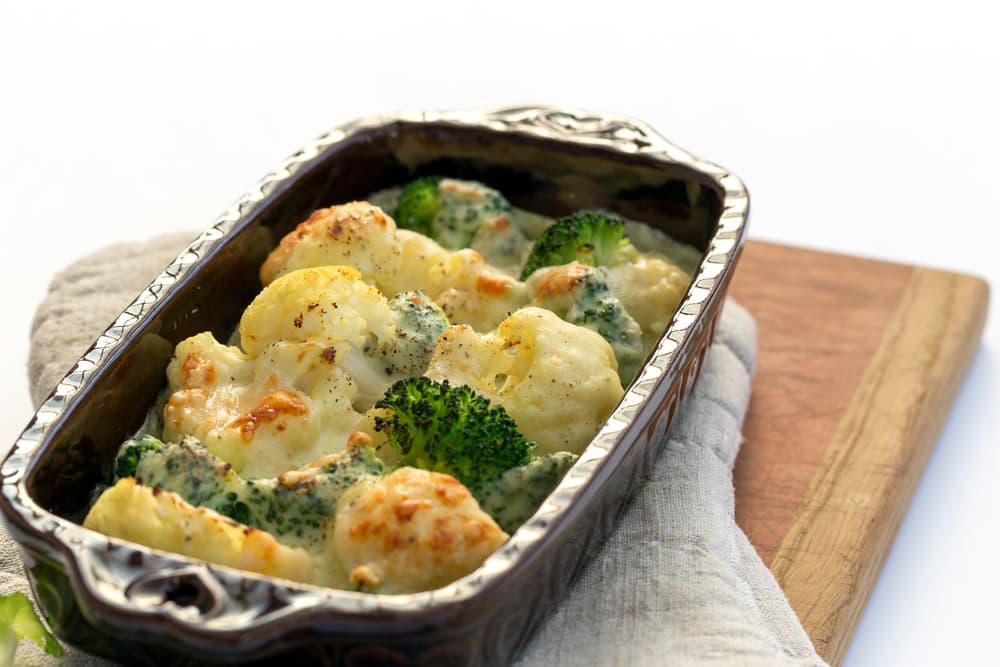 Brócoli gratinado con queso. El plato ideal para compartir en familia es un brócoli granitado con queso, puedes llevarlo a la mesa para una cena por ejemplo.