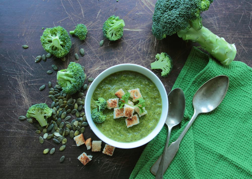 Salsa-crema de brócolis. Una salsa-crema de brócolis se puede convertir en tu platillo favorito tanto para una entrada o para que se la agregues a una pasta, los ingredientes que lleva son: brócoli, 1 cebolla, caldo de pollo, manteca, 2 yemas, crema de leche, 1 papa, sal, pimienta y aceite.