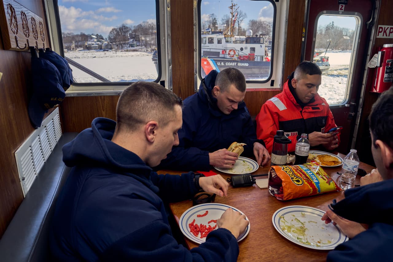 <b>El grupo racial o étnico más grande: la población que se identifica como solamente blanca</b>
<br>
<br>
<a href="https://www.census.gov/library/visualizations/interactive/race-and-ethnicity-in-the-united-state-2010-and-2020-census.html"><u>En el Censo 2020</u><b> </b><u>se identificaron como ‘solamente blancas’ 204.3 millones de personas</u></a>. Si se suman los que se identificaron como ‘solo blancas’ con los que se identificaron como ‘blancos en combinación con otro grupo’, el total llega a 235.4 millones de personas. 
<br>
<br>La fotografía fue tomada en Bangor, Maine, en 2021. En este estado es donde porcentualmente hay más personas blancas (90.8% de la población).
<br>
<br>La población ‘solo blanca’ disminuyó 8.6% desde 2010, la mayor caída de este grupo desde 1779, cuando comenzaron los registros.