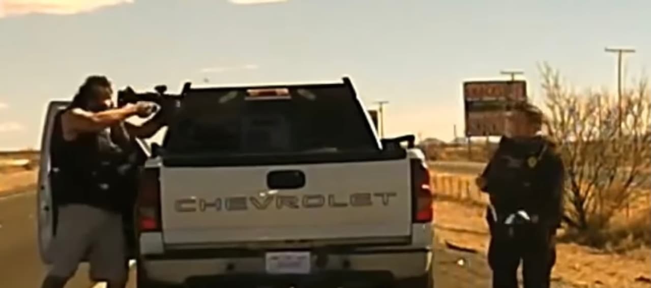 <b>Qué ocurrió.</b> El conductor, Omar Félix Cueva, entabló una conversación con Jarrott y tras varios minutos aceptó entregar su rifle AR-15. Sin embargo,
<b>cuando bajó del vehículo disparó rápidamente contra el oficial</b>, el cual intentó resguardarse sin éxito y cayó al suelo.
<br>