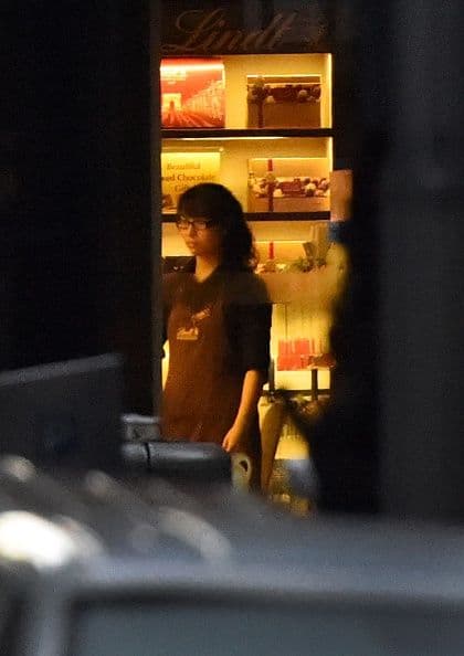 La cafetería Lindt Chocolat Cafe en la ciudad de Sídney, Australia, fue escenario de una inusual toma de rehenes. En la foto se ve a una de las jóvenes rehenes.