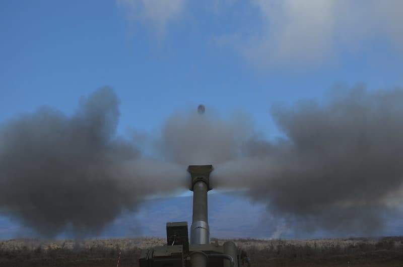 Entre las ventajas del artillero M777 se indica que 
<b>dispara más lejos, se mueve más rápido y se oculta más fácilmente</b>, según un reporte del diario 
<i>The New York Times</i>. El obús forma parte de la 
<a href="https://www.univision.com/noticias/politica/guerra-rusia-ucrania-senado-40-000-millones-ayuda">equipación que ha facilitado el gobierno de Estados Unidos a Ucrania</a> por el orden de unos 800 millones de dólares.
<br>