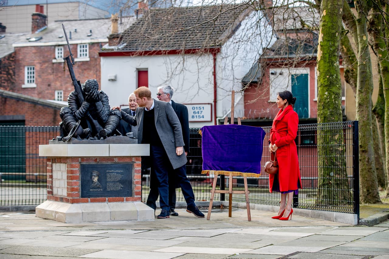 Los duques de Sussex no se fueron sin inaugurar oficialmente la estatua en tributo al poeta Wilfred Owe.
