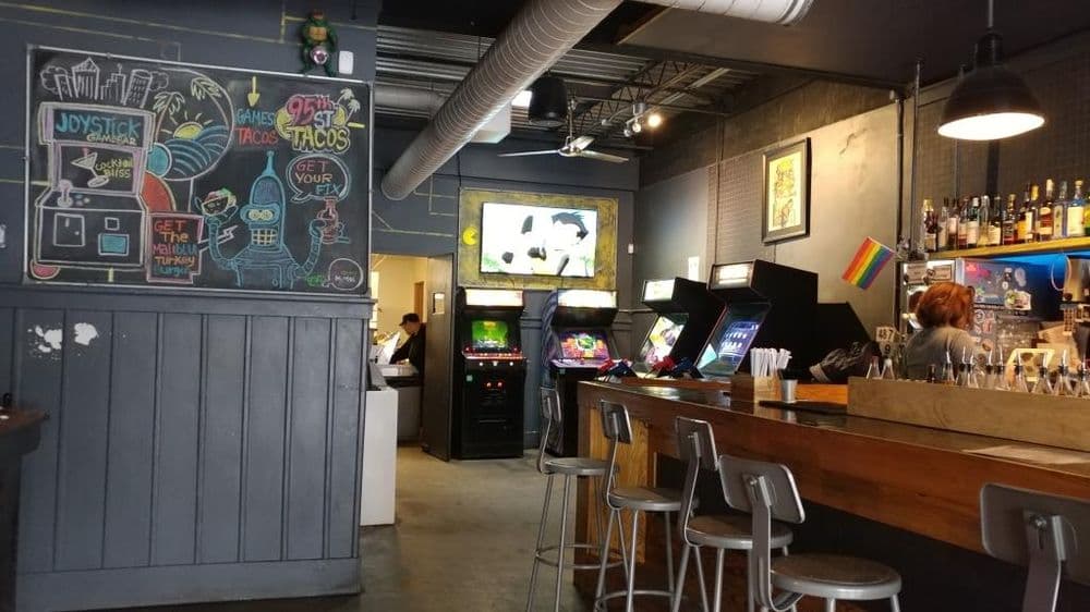 <b>Joystick Gamebar</b>
<br>Dirección: 427 Edgewood Ave Atlanta, GA 30312
<br>Teléfono: (404) 525-3002
<br>Sitio web:
<a href="http://www.joystickgamebar.com">http://www.joystickgamebar.com</a>
<br>
<b><a href="https://www.yelp.com/map/joystick-gamebar-atlanta.">Cómo llegar</a></b>
<br>
<br>Se describen como un “salón de juegos de la vieja escuela con whisky en lotes pequeños, cerveza increíble, cócteles hechos a mano y un bar excelente, con comida y todo en un ambiente relajado e informal. Juegos arcade de los años 70, 80 y 90 con varios pinballs retro para redondear las cosas”.