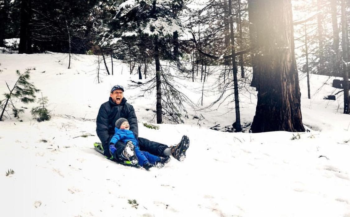Patinar en hielo también está disponible en el sector de Fish Camp, donde se ubica Tenaya Lodge. No obstante, la mejor atracción de este lugar, es que puedes rentar un trineo y deslizarte nieve abajo. Hay una colina más pequeña, especial para los niños, y los trineos se rentan de acuerdo al orden de llegada. Estos cuestan $25 todo el día, y 15 dólares sólo la mitad.