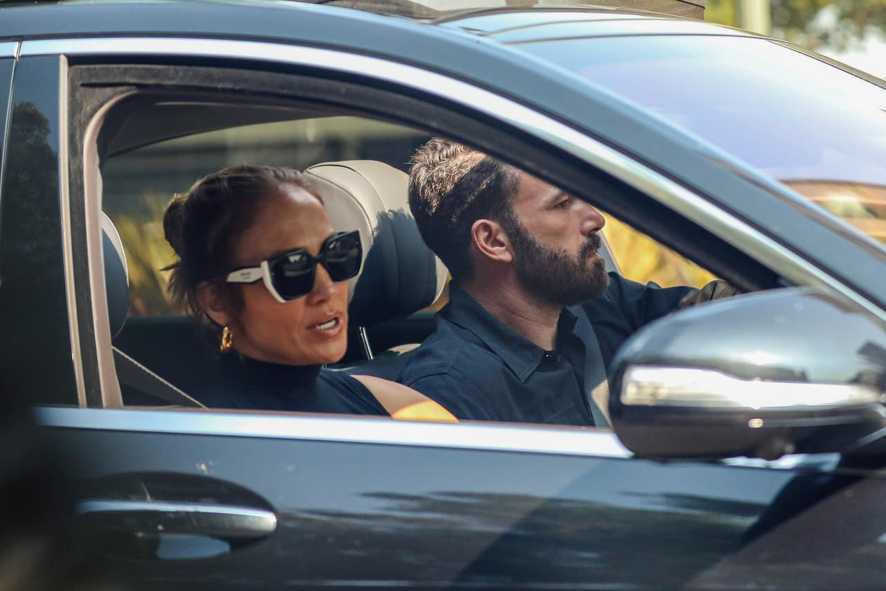 La pareja fue captada en Los Ángeles por los paparazzi este martes 7 de septiembre cuando el actor iba en su auto acompañado por la cantante. 
<br>