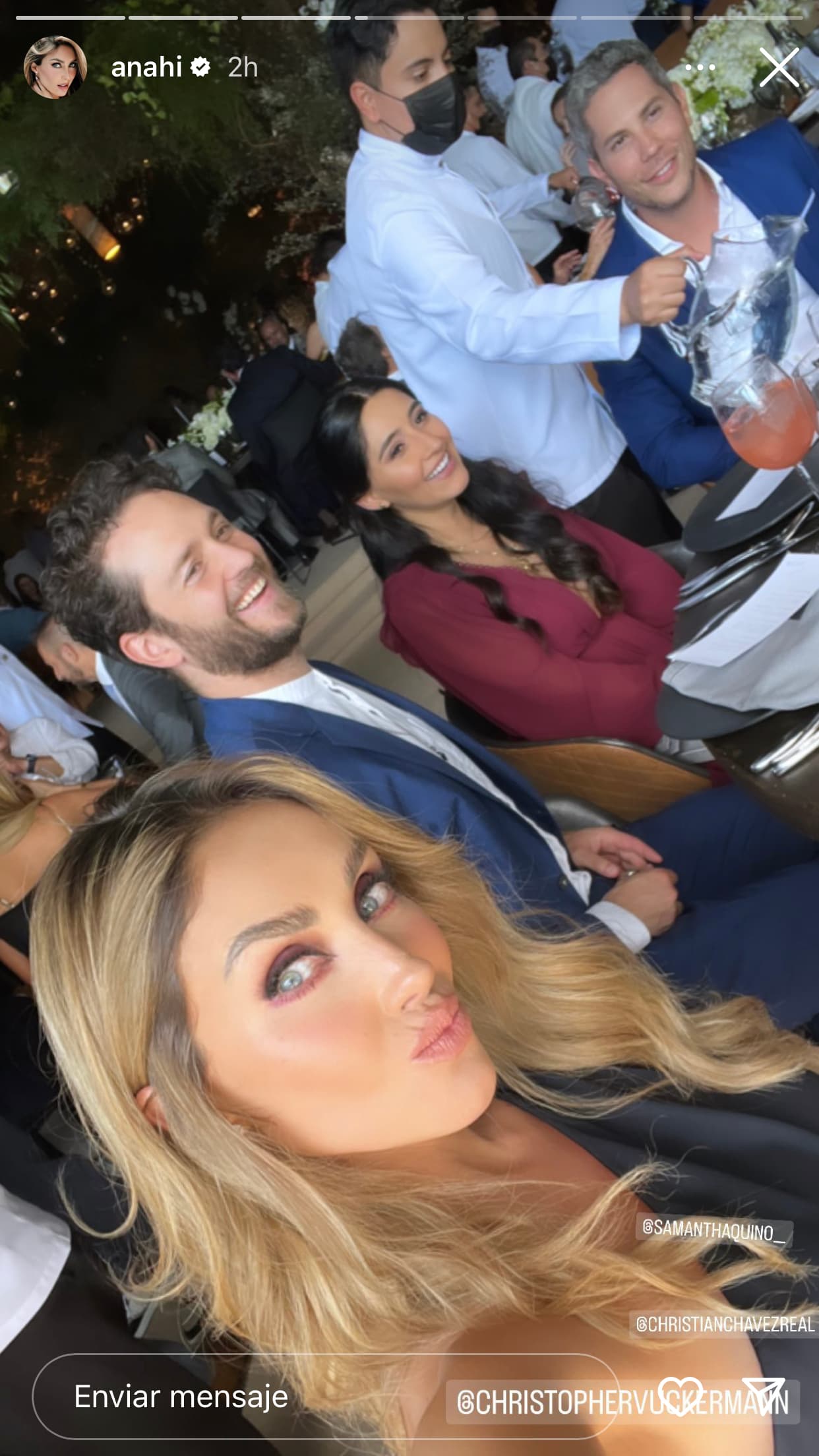 Para muchos fans del melodrama juvenil, esa foto representó un hecho sin precedentes, aunque hubo quienes lamentaron la 
<b><a href="https://www.univision.com/famosos/boda-maite-perroni-andres-tovar-reencuentro-rbd-fotos">ausencia de Dulce María y Anfonso 'Poncho' Herrera. </a></b>
<br>