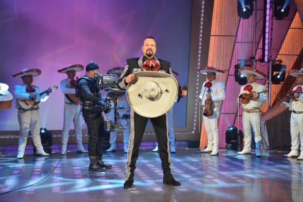 Dos segundos antes de entrar al aire, Pepe Aguilar llegó al escenario para interpretar dos de sus temas en homenaje a Vicente Fernández.