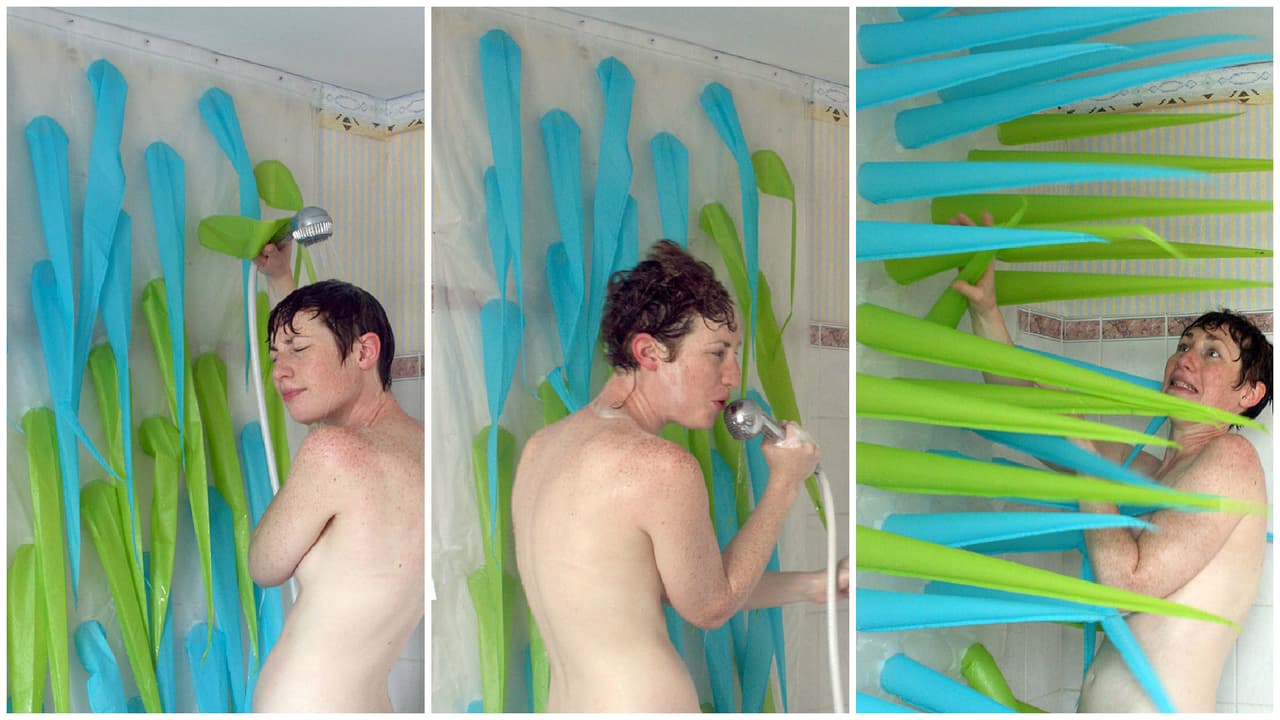 Spiky se infla cuando pasan cuatro minutos de recibir agua constante. "Para evitar quedar atrapado en la bañera, debes salir antes que le causes daños al medio ambiente", esto sugiere su creadora.