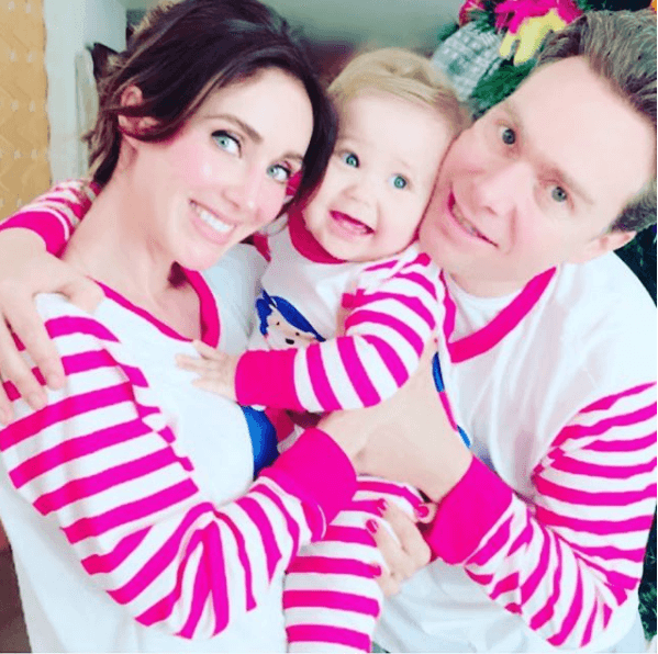 Anahí se mostró acompaña por su esposo Manuel Velasco Coello, así como por su pequeño hijo Manuel, quien el 18 de enero de 2018 cumplirá un año de edad.