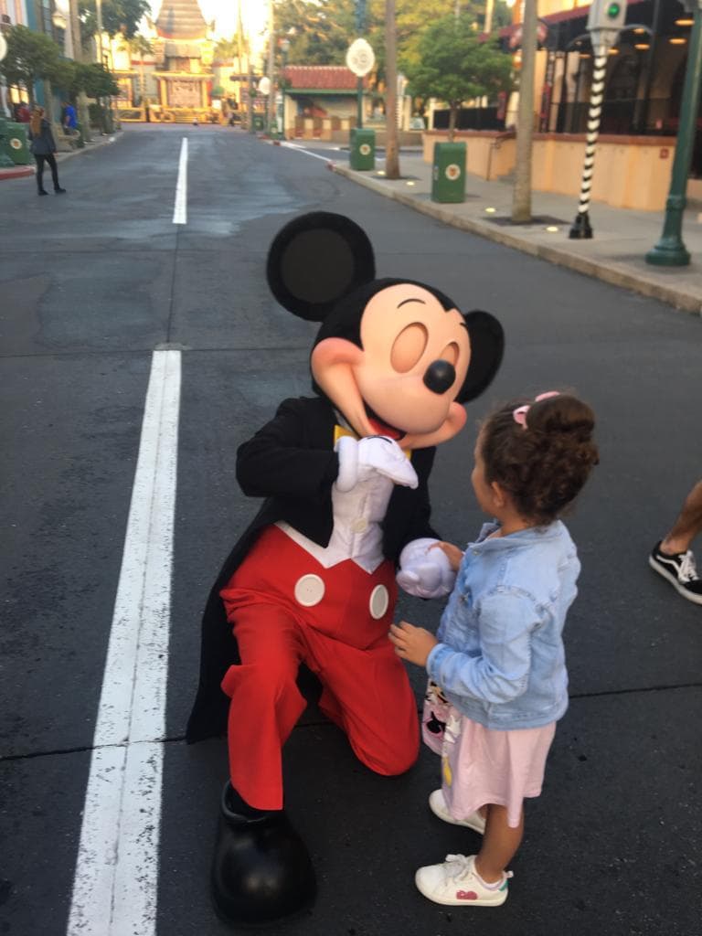 Por su parte, la mamá de Yisus compartió instantes inolvidables con su nieta y Mickey Mouse.
<br>