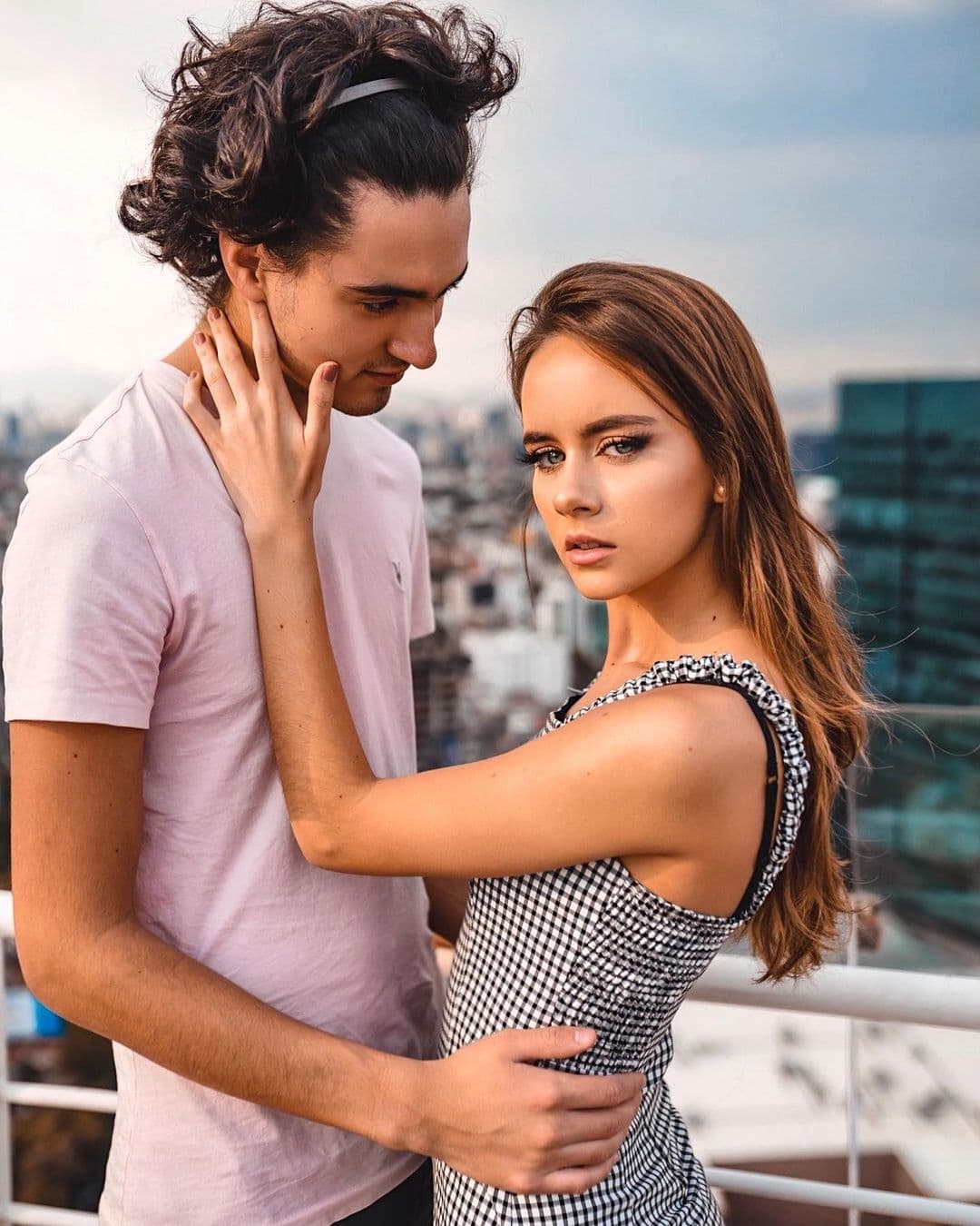 Su novia, Azul Guaita, también es actriz y participa en el remake de 'Rebelde' para Netflix.