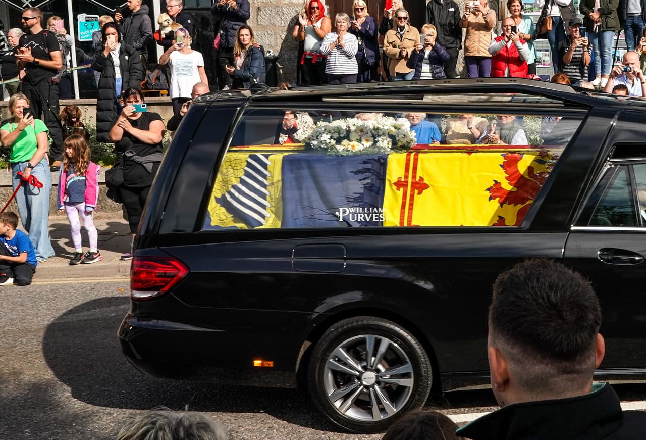 La carroza fúnebre con el féretro de Isabel II rumbo a Edimburgo, capital de Escocia.