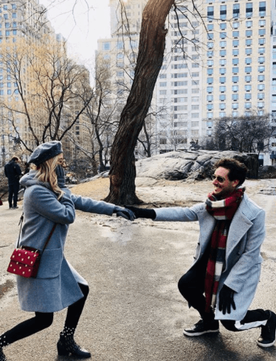 Un instante que decidieron revivir al día siguiente, ahora frente a toda la familia. Repitiendo el momento en que él se arrodilló y ella dijo "sí, acepto".