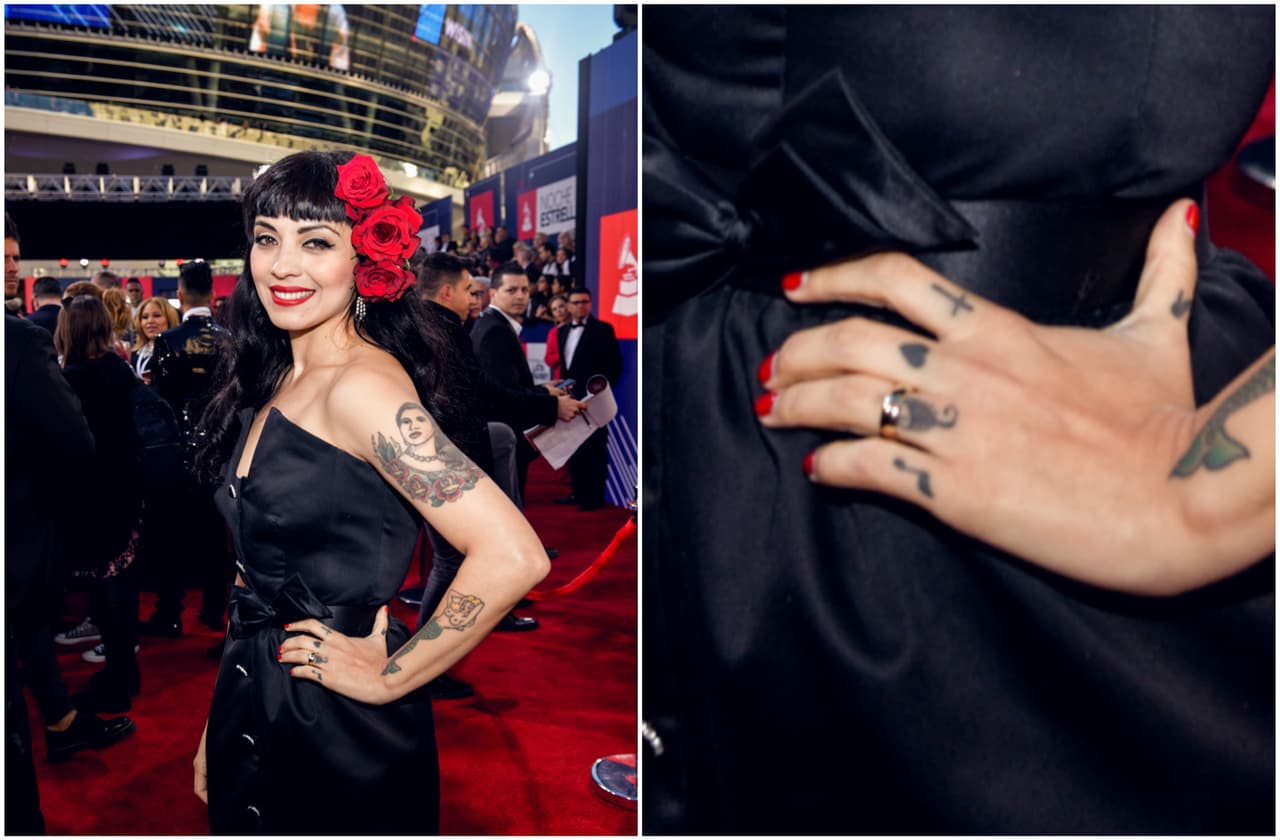 Mon Laferte de negro y con las uñas rojas, se veía súper linda.