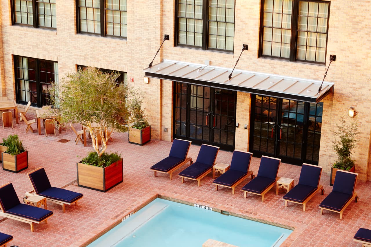 Otros en la lista de TripAdvisor incluyen el Trump International Hotel Washington D.C., French Quarter Inn en Charleston y El Península Chicago en Chicago.