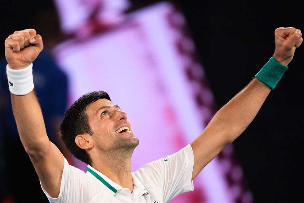 El serbio Novak Djokovic fulminó al ruso Daniil Medvedev al vencerle por 7-5, 6-2 y 6-2, en una final espectacular y demasiado corta, para levantar su noveno título del Australian Open y el tercero de forma consecutiva.