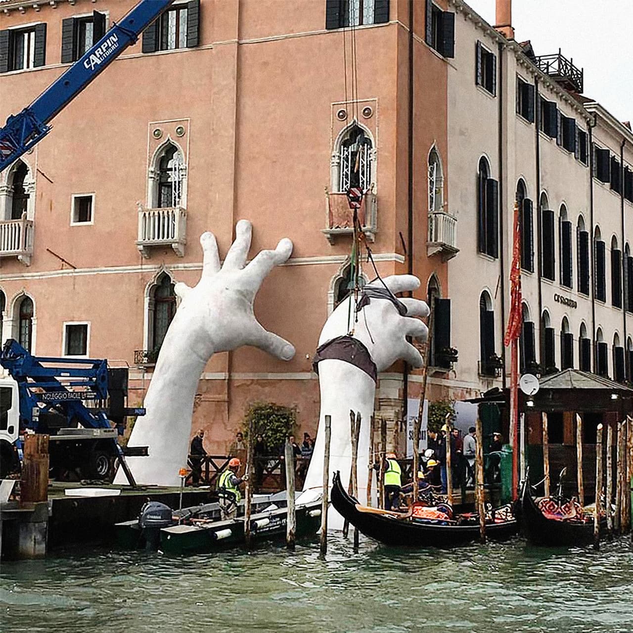 La intención de su esta obra es exponer la fragilidad de nuestro entorno natural y cultural, y su susceptibilidad a las fuerzas de la naturaleza y del hombre. Lorenzo, hijo de Anthony Queen y la diseñadora de modas Iolanda Addolor, nació en 1966 y se formó como artista la academia de bellas artes de Nueva York.