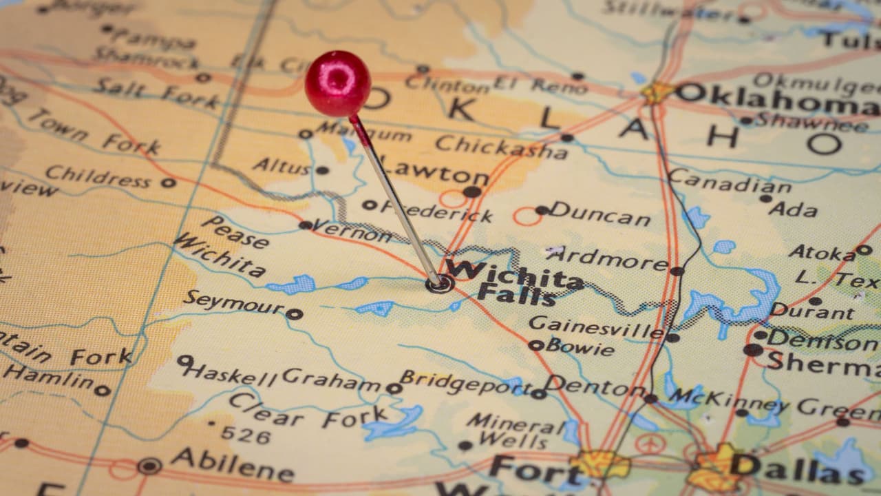 <h3 class="cms-H3-H3">¿Cómo puede afectar a la comunidad hispana? </h3>
<br>
<b>Texas tiene una gran población hispana, que ha crecido en los últimos años.</b> La forma en que se dibujen los nuevos mapas puede influir en nuestras comunidades. Por ejemplo: Si una comunidad hispana está unida en un mismo distrito,
<b>puede tener más posibilidad de elegir a un representante que conozca sus necesidades.</b> Si esa misma comunidad se divide entre varios distritos,
<b>su poder de decisión puede disminuir. </b>
<br>El nuevo plan propone crear
<b> un distrito adicional de mayoría hispana.</b> Sin embargo, también cambia la forma de otros distritos ya existentes donde hay muchas personas hispanas.