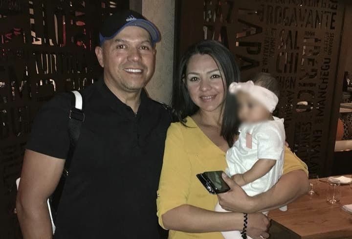 Javier López y Nancy Jiménez, junto a su bebé de un año.