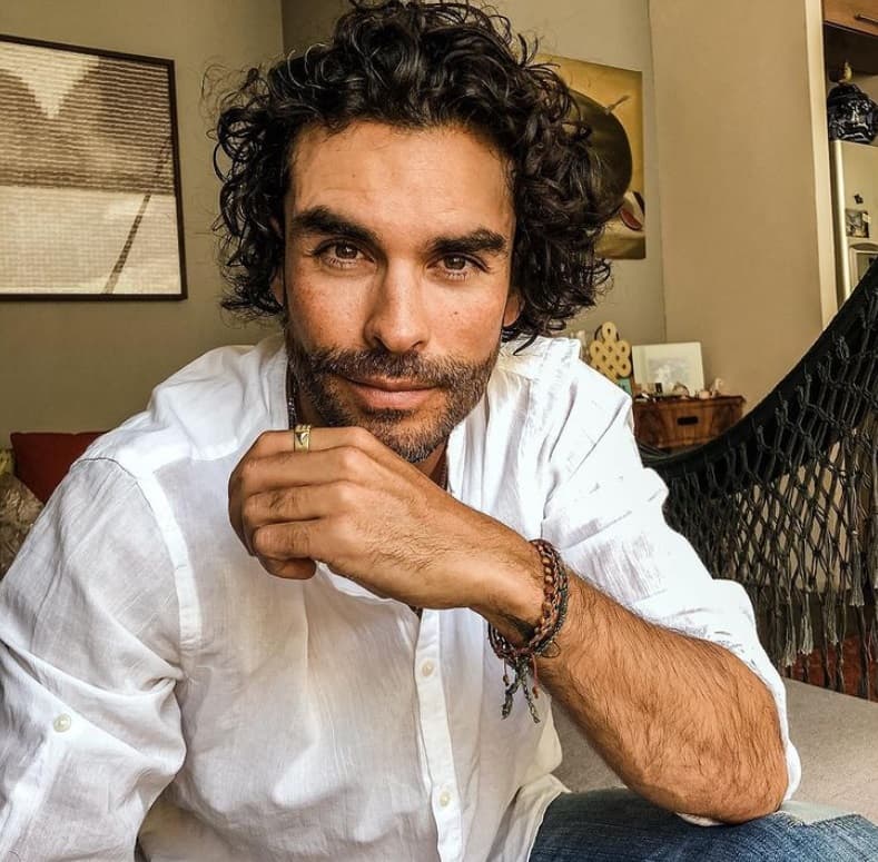 Sin dar detalles de los nombres de los personajes, otro galán confirmado es 
<a href="https://www.univision.com/famosos/actores-de-la-desalmada-cuando-eran-ninos-fotos">Gonzalo García Vivanco</a>, a quien actualmente vemos en La Desalmada junto a Livia Brito y José Ron.