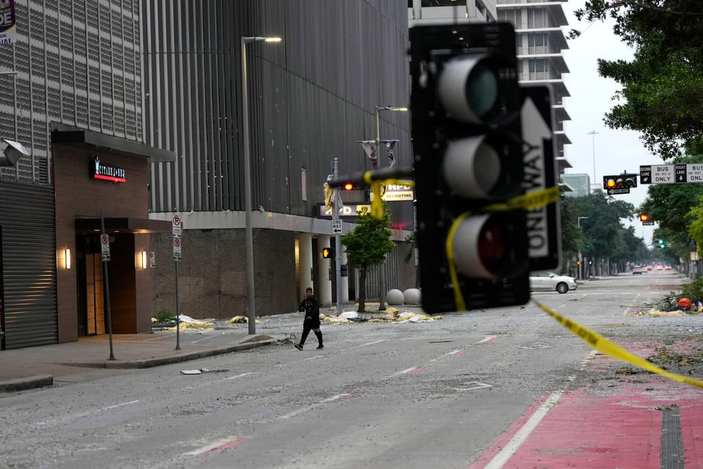 Con vientos de hasta 78 millas por hora, el paso de una tormenta este jueves provocó 
<b>las muertes de cuatro personas</b> y daños millonarios en Houston. Al amanecer del viernes, 
<b><a href="https://www.univision.com/local/houston-kxln/estragos-en-downtown-de-houston-tras-el-paso-de-tormenta-severa-con-vientos-de-casi-80-mph-video" target="_blank">había 73 reportes de semáforos caídos</a></b>, mientras que otros no funcionan por 
<b>falta de electricidad</b>.