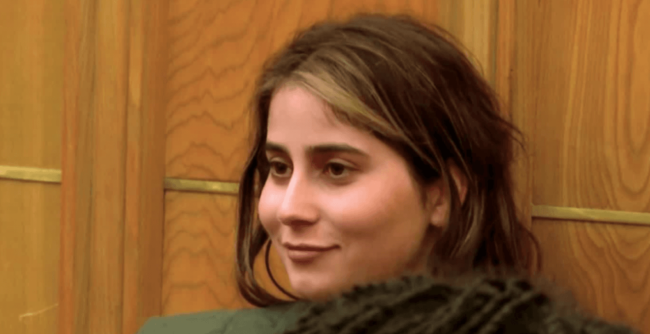 <h2 class="cms-H2-H2"><b>Madre acusada de regar cera caliente a sus hijas se presenta sonriente ante un juez</b></h2>
<br>Meliza Campos Sánchez, fue arrestada después de que publicó en sus redes sociales un video en el que derrama cera caliente de una vela encendidasobre sus hijas de 3 y 6 años y prender fuego a una prenda de ropa dentro de su casa.
<br>
<a href="https://www.univision.com/local/miami-wltv/meliza-campos-madre-acusada-regar-cera-caliente-hijas-presenta-corte-miami">Se<b> </b>presentó<b> </b>en una corte de Miami-Dade este viernes luciendo una sonrisa.</a>