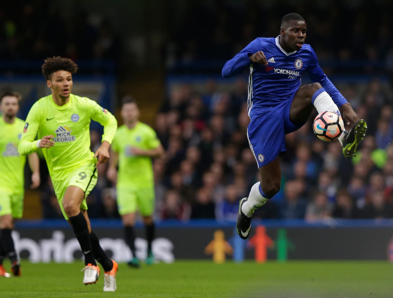 Quien saldría de Stamford Bridge es el joven Kurt Zouma. De España parece que hay interés del Valencia y en Francia sería el Marsella.
