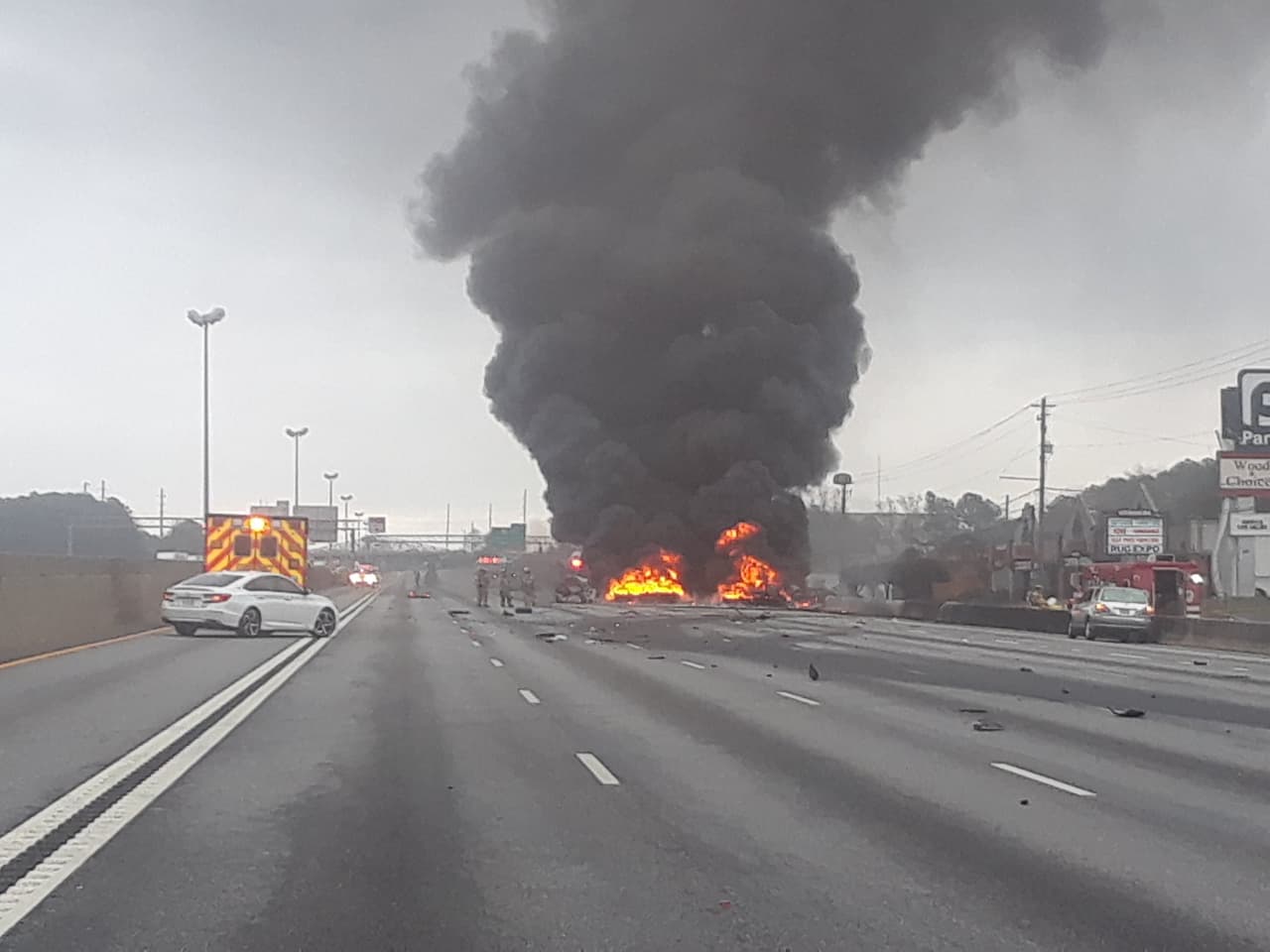 Aparatoso choque y posterior incendio en la I-85 deja al menos una persona muerta