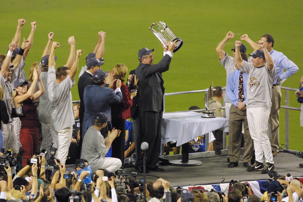 El cuatro, Arizona tomó la ventaja durante ocho entradas 1-3, pero al cierre de la novena, un cuadrangular de Tino Martínez empató los cartones a tres, obligando a extra innings, y fue donde surgió la figura de Derek Jeter con un cuadrangular para marcar en la pizarra el 4-3 definitivo.