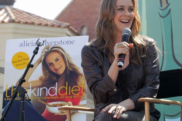 La actriz y también ex modelo se tomó un descanso para plasmar sus recetas, pues esta convencida de que las personas pueden y deben seguir un menú vegano.