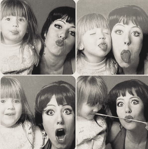 En 1989 la carrera del cantante Luis Miguel estaba en uno de sus momentos cumbres. Al mismo tiempo, su vida sentimental y personal estaba inmersa en un torbellino de rumores que apuntaban a que Michelle, hija de la actriz Stephanie Salas, era de él.