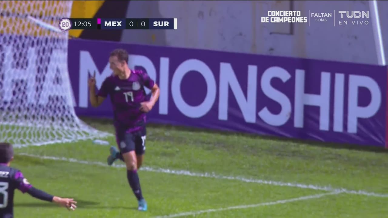 ¡Se abre el ostión! Meerzorg no puede contener y Lozano marca el 1-0