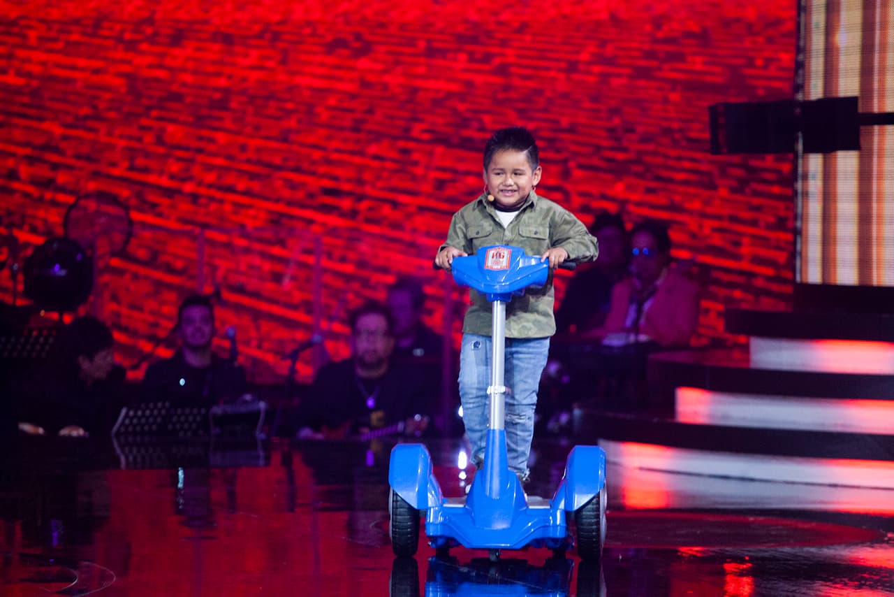Después de escuchar las "bombas yucatecas" de Sarilú y de haber visto bailar Danna y Galilea al ritmo de reggaeton, había llegado la hora de conocer a Giovani, quien encabeza el equipo tres, integrado por Rafael Salazar, Sara Alejos y Yamil Ibáñez