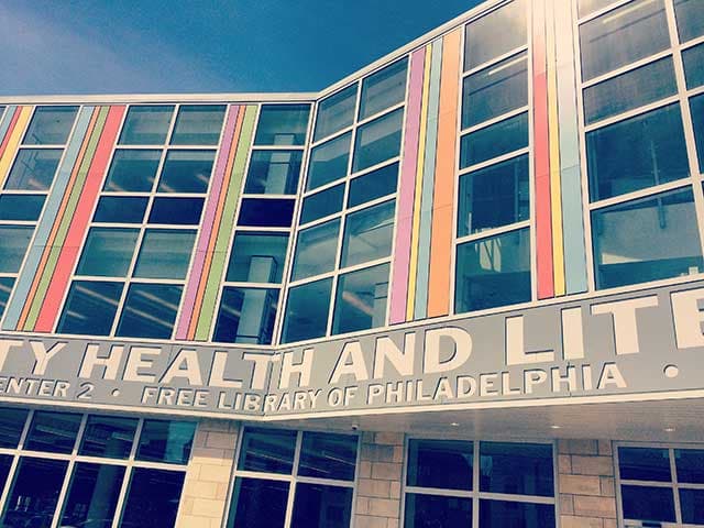 <b>South Philadelphia Library</b>
<br>1700 South Broad Street
<br>Philadelphia, PA 19145-2392
<br>215-685-1866
<br>
<br>La sucursal original del sur de Filadelfia estaba ubicada en las calles Broad y Ritner en un edificio Carnegie en forma de T que se inauguró el 24 de noviembre de 1914. En 1965, el edificio se cerró y la sucursal del sur de Filadelfia reabrió en su ubicación actual. En junio de 2016, la nueva biblioteca del sur de Filadelfia reabrió sus puertas al público. Es la primera de cinco bibliotecas comunitarias piloto que se reinventarán y remodelarán para satisfacer las necesidades cambiantes de los clientes bibliotecarios de hoy. 
<a href="https://libwww.freelibrary.org/locations/south-philadelphia-library" target="_blank">La Biblioteca del Sur de Filadelfia</a> fue designada Zona de Paz en 2019 por el Consejo de Líderes Religiosos del Gran Filadelfia por su trabajo de responder al llamado para detener la violencia.
<br>