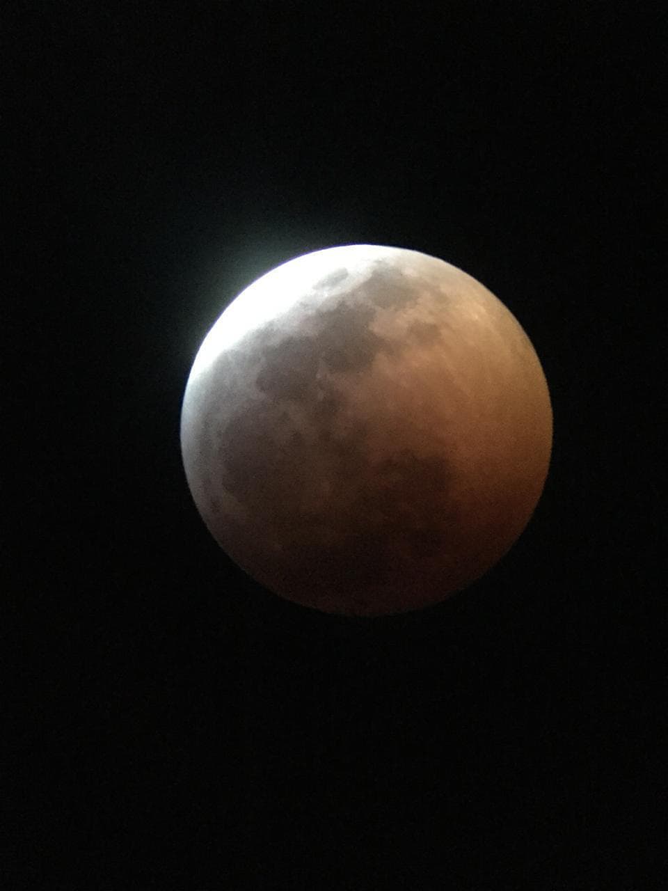El eclipse lunar total es cuando el sol y la luna están alineados en lados opuestos de la tierra.
