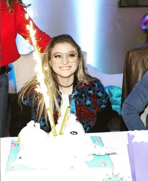 <b>La canción 'Cura'</b> se escuchó cuando el elenco de la historia que saldrá al aire el 11 de noviembre en México, se posó sobre el escenario.