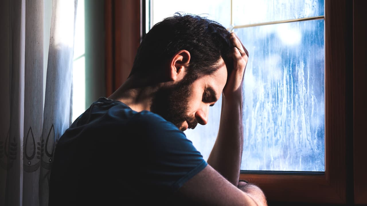 ¿Por qué te sientes triste en invierno? Tips y santos remedios para combatir el 'winter blues'