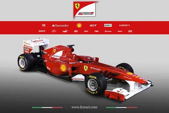 Estos materiales lo hacen muy ligero pues ya con agua, lubricante y piloto, apenas llega a los 640 kilos.