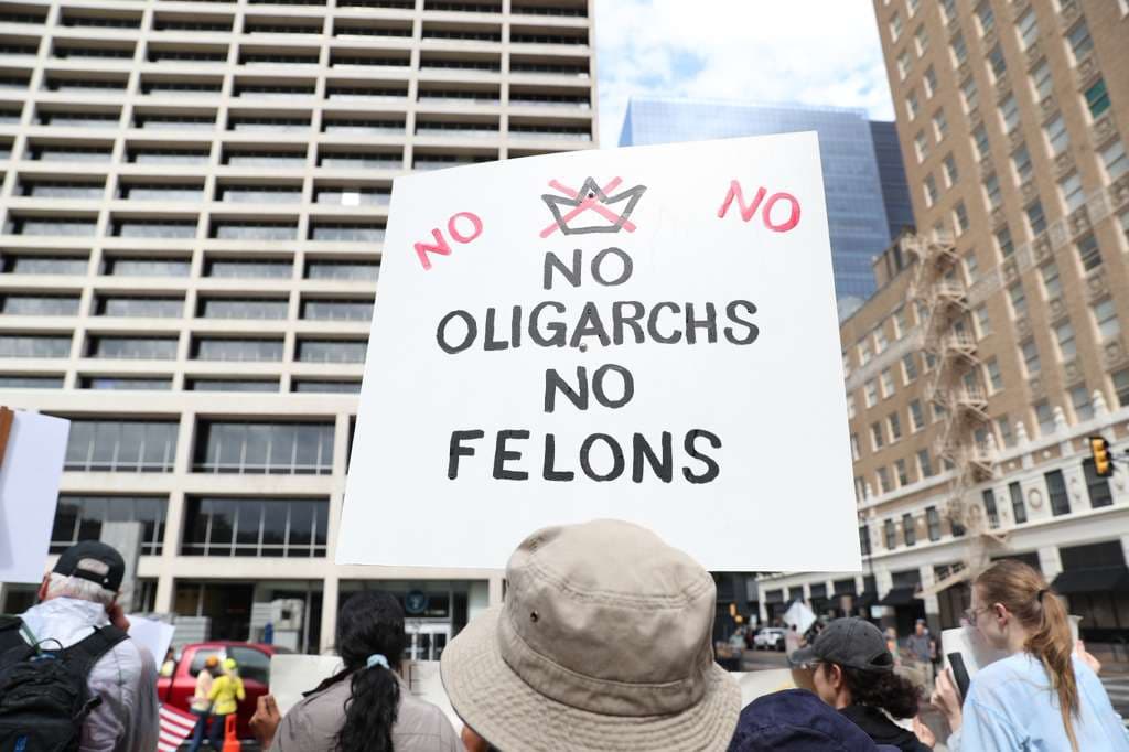 Entre sus exigencias, pedían "no oligarquía" y "no reyes".