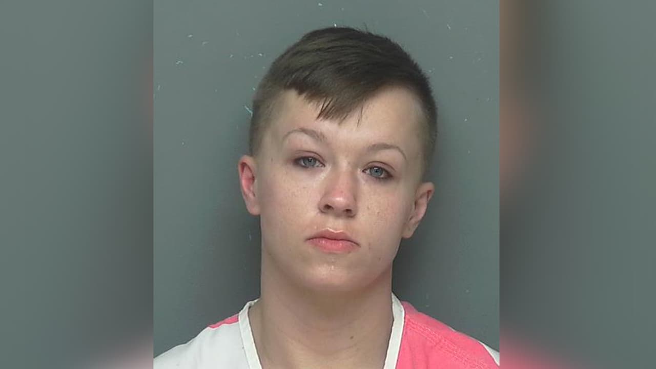 Amberlynne Zoe Edgar enfrenta cargos por falsificación de documentos.