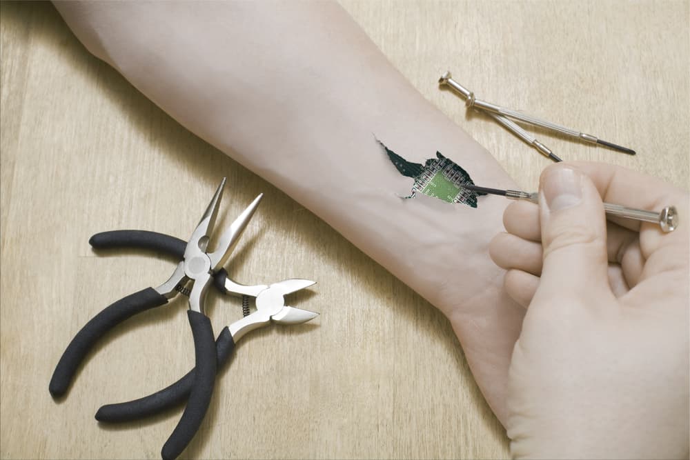 Estos chips no sólo servirán para localizar a la gente, sino un avance dentro de la inteligencia artificial. Y cabe mencionar que una empresa en Estados Unidos ya estaría haciendo avances al respecto.